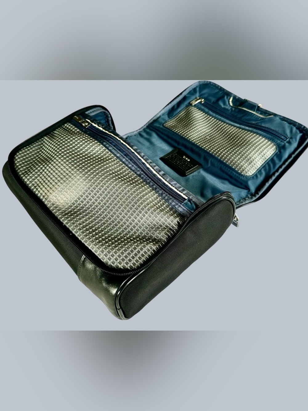 Tumi Arrivé Barajas Leather Toiletries travel kit - Picture 4 of 13